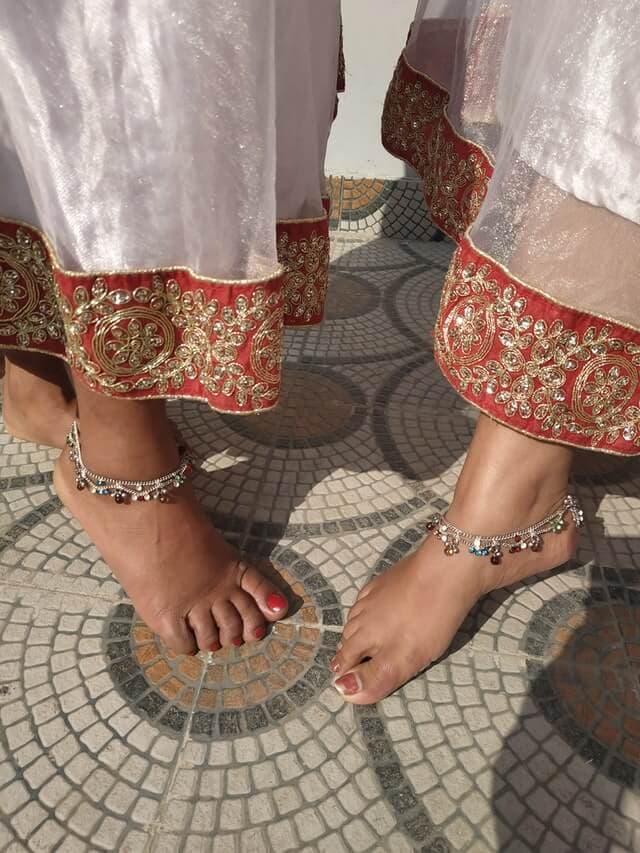What Does It Mean When A Woman Wears An Anklet